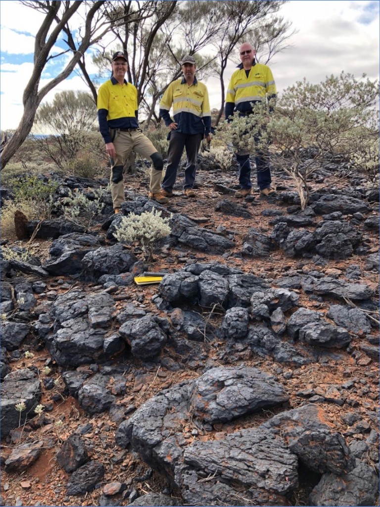 Neil Marston (Managing Director) with Geologists David Thompson and Lindsay Bonnett on outcropping high-grade manganese at the Brumby Creek Prospect